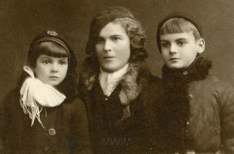 KKE 2087.jpg - Fot. Portret. Harcerki. Od lewej: Łucja Żakiewicz, ciocia Łucji Jaczewskiej (z domu Żakiewicz), Tadeusz – kuzyn Łucji Jaczewskiej (z domu Żakiewicz), Wilno, 1935 r.